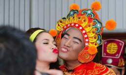 Chùm ảnh "Táo quân" hài hước tạo dáng sau cánh gà