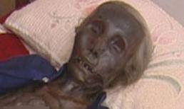 Người đàn ông sống chung với xác chết 3 tháng