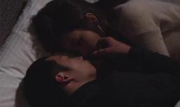 Cặp đôi "IRIS 2" tình tứ trên giường