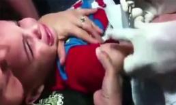 "Nổi giận" với clip mẹ giữ chặt bé 3 tuổi, bắt xăm hình