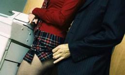 Chồng bất lực, cả tá đàn ông lao vào vợ