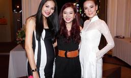 Hoa hậu Hương Giang "khoe" bụng bầu 8 tháng với váy ôm sát