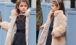 Suri sành điệu với áo khoác lông và tóc tết 