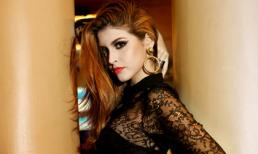 Andrea mặc xuyên thấu sexy trên phố đông