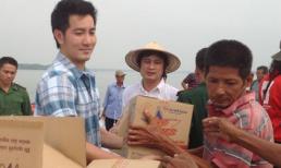 Phi Hùng 'vừa mừng vừa tủi' đi từ thiện ở Thạnh An