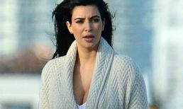 Kim "siêu vòng 3" giấu nhẹm bụng bầu trên biển