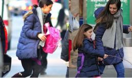 Suri đi học quên balô khiến mẹ Katie chạy "bán sống bán chết"