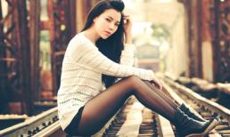 Trà Ngọc Hằng diện quần siêu ngắn tạo dáng giữa cầu Long Biên