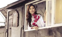 Á khôi Kim Yến khoe dáng thướt tha trên tàu lửa