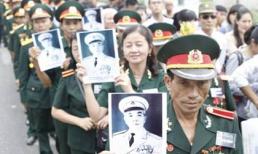 Hàng chục ngàn người mang ảnh Tướng Giáp chờ viếng