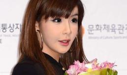 Sốc với gương mặt biến dạng "cứng đờ" của Park Bom (2NE1)