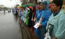 Người dân Quảng Bình "đội mưa" chờ viếng đại tướng Võ Nguyên Giáp