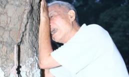 Xúc động với cụ già đứng khóc phía ngoài nhà tang lễ