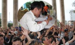 Thí sinh khuyết tật hòa vào "biển" người đi casting Vietnam Idol