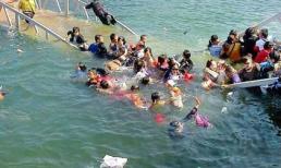 Trung Quốc: Cầu sụp vì quá tải, du khách rớt xuống sông