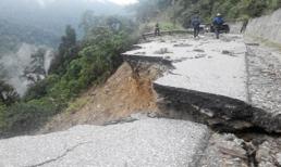 Hình ảnh kinh hoàng lũ cuốn phăng đường