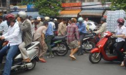 50 triệu đồng văng ra đường, dân tranh nhau nhặt ở Sài Gòn