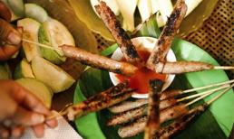 Đầu đông tìm ăn nem chua nướng ở Hà Nội