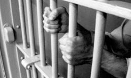 Bố dùng đục sát hại 2 con đẻ giữa rốn lũ