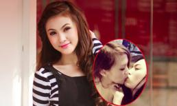 Hot girl Kelly gây sốc với nụ hôn đồng giới