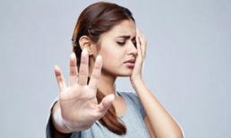 Chồng đóng kín cửa, bật đài to để hú hí với gái mặc vợ ngoài cửa