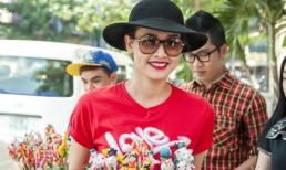Dương Mỹ Linh "đội nắng" đi bán tò he