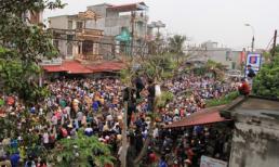 Mang quan tài sản phụ tử vong diễu phố, gây náo loạn