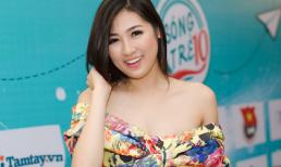 Á hậu Tú Anh lộng lẫy váy hoa về trường mừng đại lễ