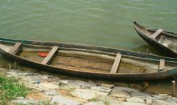 Xuồng cũ chở 30 người bị lật trên sông, 5 phụ nữ chết đuối