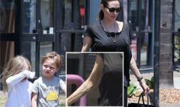 Jolie lộ tay gân guốc, đưa con đi sắm đồ Halloween