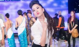 Khánh Thi "cưa sừng làm nghé" với style nữ sinh