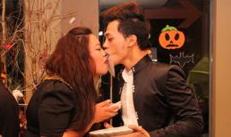 Ngọc Luân The Voice "cưỡng hôn" fan nữ bằng bánh tráng