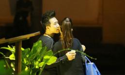 Trấn Thành hôn bạn gái hotgirl giữa phố