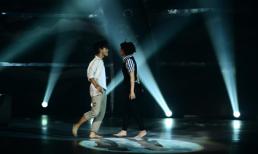 Bạn nhảy Khánh Thi "say sỉn" lên sân khấu