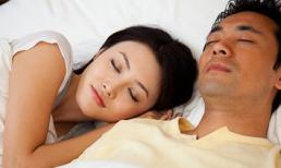 Hài hước chồng vừa ‘yêu’ vừa... ngủ gật