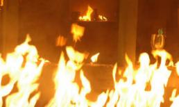 Đổ xăng đốt người yêu rồi đưa đi cấp cứu