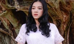 Lý Nhã Kỳ đẹp u buồn trong lễ phục của phụ nữ Indonesia