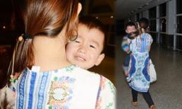 Con trai Trương Bá Chi liên tục khóc nhè ở sân bay
