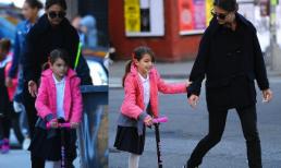 Suri mải mê trượt xe scooter mặc cánh tay đau