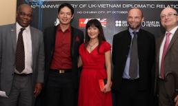 Vợ chồng Nghệ sĩ Bình Minh nổi bật cùng sắc đỏ khi tham gia sự kiện