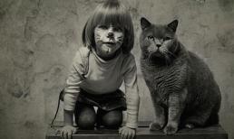 Bộ ảnh đen trắng siêu đẹp của mèo và em bé