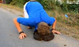 Thanh niên nghịch dại úp mặt vào phân bò