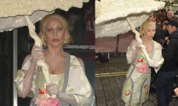 Lady Gaga đột nhiên "nhu mì" với ô khổng lồ trong ngày Halloween