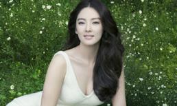 Trương Vũ Ỷ đẹp mơ màng trên thảm có xanh