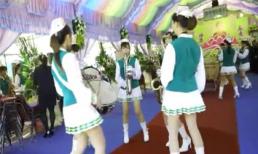 Dàn thiếu nữ xinh đẹp mặc váy ngắn, thổi kèn sôi động trong đám tang