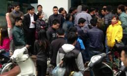 Nhộn nhịp cảnh mua iPhone 5S chính hãng tại Việt Nam