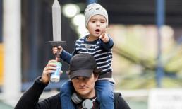 Flynn đấu kiếm trên vai bố như hiệp sỹ