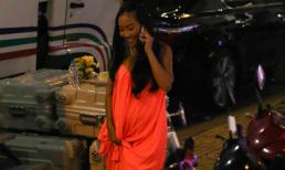 Đoan Trang mải mê' tám' giữa đường vào đêm khuya