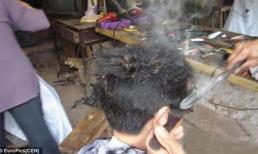 Cắt tóc bằng cách sử dụng kẹp sắt nung nóng