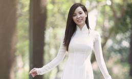 Ngọc Bích thướt tha áo dài trắng đẹp như nữ sinh